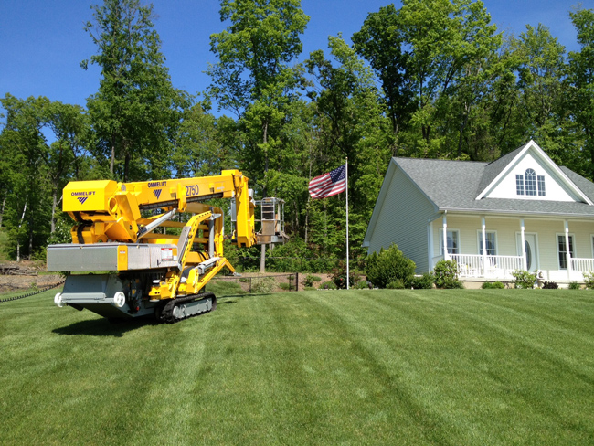 OMME Lift – 52 foot side reach and 90 foot work working height with 360 degree rotation. Compact ½ feet wide for back yard access. Rubber tracks instead of wheels for less impact on lawns.